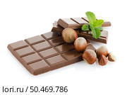Chocolate bar, mint leaves and cinnamon sticks isolated on white background. Стоковое фото, агентство Ingram Publishing / Фотобанк Лори
