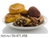 Homemade biscuits with eggs and cream on white background. Стоковое фото, агентство Ingram Publishing / Фотобанк Лори