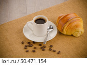 Cup of black coffee over sackcloth baclground. Стоковое фото, агентство Ingram Publishing / Фотобанк Лори