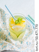 Summer citrus fruits drink on wooden background. Detox citrus infused flavored water. Refreshing summer homemade cocktail with lemon. Fresh lemon and lemonade on wooden background. Стоковое фото, агентство Ingram Publishing / Фотобанк Лори