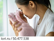 The newborn baby sleeping in the hands of the mother and the nose collided. Стоковое фото, агентство Ingram Publishing / Фотобанк Лори