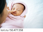 The mother’s hand touches the nose of the newborn baby. Стоковое фото, агентство Ingram Publishing / Фотобанк Лори