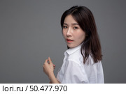 The woman wears a white shirt and faces his left hand. Стоковое фото, агентство Ingram Publishing / Фотобанк Лори