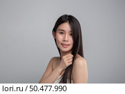 The woman wore a white strapless dress and hands rested on her shoulders. Стоковое фото, агентство Ingram Publishing / Фотобанк Лори