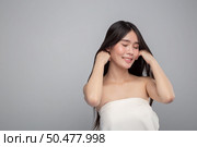 The woman wore a white strapless dress and stood to throw off her hair. Стоковое фото, агентство Ingram Publishing / Фотобанк Лори