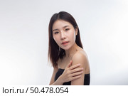 The woman wore a black strapless dress and hands rested on her shoulders. Стоковое фото, агентство Ingram Publishing / Фотобанк Лори