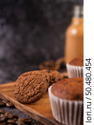 Banana cupcakes that are placed on a wooden plate with coffee grains. Selelctive focus. Стоковое фото, агентство Ingram Publishing / Фотобанк Лори