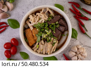 Large noodles with pork blood sausage, shredded chicken, crispy pork and sliced ??spring onions. Стоковое фото, агентство Ingram Publishing / Фотобанк Лори