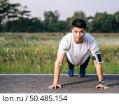 Men wear white shirts with muscles push up on the street. Стоковое фото, агентство Ingram Publishing / Фотобанк Лори