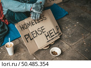 The beggars sat beside the street with a homeless message. Please help and work with food. Стоковое фото, агентство Ingram Publishing / Фотобанк Лори