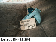 The beggars sit under the bridge with a homeless message. Please help. Стоковое фото, агентство Ingram Publishing / Фотобанк Лори
