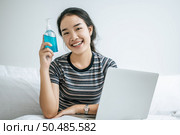Young women clean their hands with a hand wash gel to prevent germs. Стоковое фото, агентство Ingram Publishing / Фотобанк Лори