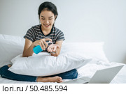 Young women clean their hands with a hand wash gel to prevent germs. Стоковое фото, агентство Ingram Publishing / Фотобанк Лори
