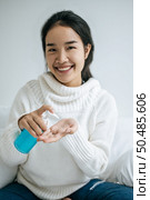 Young women clean their hands with a hand wash gel to prevent germs. Стоковое фото, агентство Ingram Publishing / Фотобанк Лори