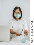 Women wearing white shirts that press the gel to wash hands to clean hands. Стоковое фото, агентство Ingram Publishing / Фотобанк Лори