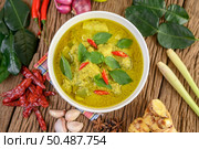 Green curry in a bowl with lime, red onion, lemon grass, garlic and kaffir lime leaves. Стоковое фото, агентство Ingram Publishing / Фотобанк Лори