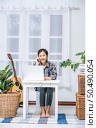 Women sit at the desk and use the phone to coordinate. Стоковое фото, агентство Ingram Publishing / Фотобанк Лори
