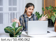 Women use laptops in the office with pleasure. Стоковое фото, агентство Ingram Publishing / Фотобанк Лори