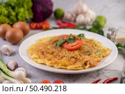 Omelet in a white plate garnished with tomatoes and coriander. Стоковое фото, агентство Ingram Publishing / Фотобанк Лори