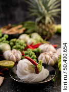 Rice noodle with long beans, tomatoes, bitter melon, chilies, garlic and lime. Стоковое фото, агентство Ingram Publishing / Фотобанк Лори