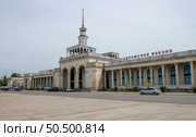 Панорамный вид Сухумского железнодорожного вокзала майским утром. Абхазия. Редакционное фото, фотограф Виктор Карасев / Фотобанк Лори