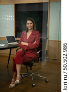 A businesswoman in a crimson gown Prepare to present work and new projects for consideration to the management team. in the huge conference room of the corporation. Стоковое фото, агентство Ingram Publishing / Фотобанк Лори