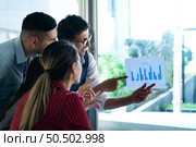 New business group person get serious about doing business, Even during the meeting’s break, they continued to analyze and exchange ideas. Стоковое фото, агентство Ingram Publishing / Фотобанк Лори