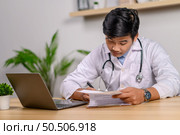 The doctor sat in the room where he worked with stress. Стоковое фото, агентство Ingram Publishing / Фотобанк Лори