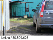 Автомобиль Honda CR-V в деревне. Редакционное фото, фотограф Копылова Ирина / Фотобанк Лори