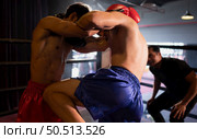 Using the knee is one of the Muay Thai weapons that is used to hit the opponent’s stomach or torso to have colicky pain in the abdomen, Muay Thai,Thai martial arts. Стоковое фото, агентство Ingram Publishing / Фотобанк Лори