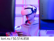 Professional gamer playing games through VR machine that responds to very fun exciting and provocative. Стоковое фото, агентство Ingram Publishing / Фотобанк Лори