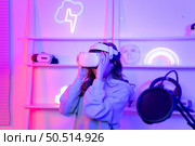 Professional gamer playing games through VR machine that responds to very fun exciting and provocative. Стоковое фото, агентство Ingram Publishing / Фотобанк Лори