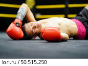 Muay Thai, The martial art of Thailand, The judges must count from one to ten when a boxer is knocked out to give him a chance to stand up to fighting or surrendering. Стоковое фото, агентство Ingram Publishing / Фотобанк Лори
