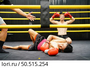 Muay Thai, The martial art of Thailand, The judges must count from one to ten when a boxer is knocked out to give him a chance to stand up to fighting or surrendering. Стоковое фото, агентство Ingram Publishing / Фотобанк Лори