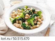 Kidney beans stewed with spinach and onion, healthy vegan food. Стоковое фото, агентство Ingram Publishing / Фотобанк Лори
