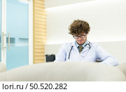 The hospital’s medical ensemble will sit and converse, exchange ideas, and rest in the doctor’s resting room. before launching the following mission. Стоковое фото, агентство Ingram Publishing / Фотобанк Лори