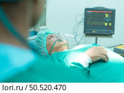 Patients who have undergone heart surgery being under anesthesia when the Anesthesiologist puts anesthesia on him before the operation. Стоковое фото, агентство Ingram Publishing / Фотобанк Лори