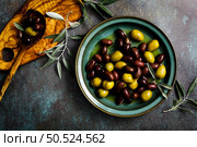 Olives in a bowl, top view. Стоковое фото, агентство Ingram Publishing / Фотобанк Лори