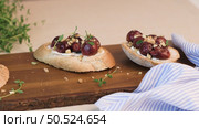 Toasts with goat cheese, grapes, nuts and honey. Стоковое фото, агентство Ingram Publishing / Фотобанк Лори