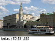 Экскурсионный теплоход плывет вдоль Софийской набережной. Москва. Редакционное фото, фотограф Елена Орлова / Фотобанк Лори