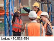The Manager encouraged the foreman and warehouse workers have to work hard to bring the goods out of the warehouse to finish the small merchants tonight. Стоковое фото, агентство Ingram Publishing / Фотобанк Лори