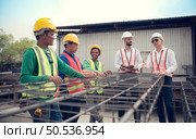 Construction engineer and construction foreman Monitor the progress and supervise important construction works on the construction site. Стоковое фото, агентство Ingram Publishing / Фотобанк Лори