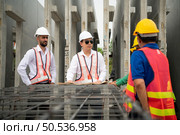 Construction engineer and construction foreman Monitor the progress and supervise important construction works on the construction site. Стоковое фото, агентство Ingram Publishing / Фотобанк Лори