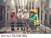 Construction engineer and construction foreman Monitor the progress and supervise important construction works on the construction site. Стоковое фото, агентство Ingram Publishing / Фотобанк Лори