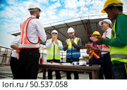 Construction engineers, architects, and foremen form a group. Participate in a meeting to plan new construction projects. Cheers to express happiness that the event was successfully accomplished. Стоковое фото, агентство Ingram Publishing / Фотобанк Лори