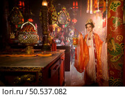 Portrait of a Chinese woman with a hand lantern In sacred shrines or temples, And in Chinese where hand lamp mean good luck and happiness. Стоковое фото, агентство Ingram Publishing / Фотобанк Лори