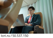 Business people are required to travel frequently for international business. Use the business class service to travel by plane because there are facilities to contact business and convenience. Стоковое фото, агентство Ingram Publishing / Фотобанк Лори