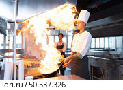 Chefs that specialize in cooking will be meticulous with every cooking process. Even minor details will not be overlooked. As with stir-fry, high heat will be used until a flaming flame appears. Стоковое фото, агентство Ingram Publishing / Фотобанк Лори