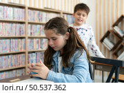 A group of students from an international school that promotes creativity and places children at the center of learning in a variety of subjects. Стоковое фото, агентство Ingram Publishing / Фотобанк Лори