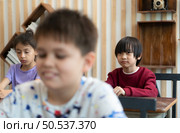 A group of students from an international school that promotes creativity and places children at the center of learning in a variety of subjects. Стоковое фото, агентство Ingram Publishing / Фотобанк Лори
